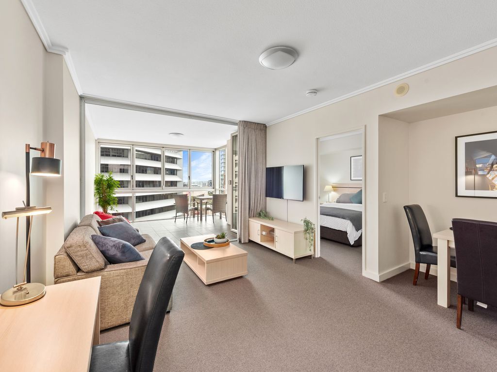 Heart of the CBD ~ 1bed/1bath/balcony/free Parking