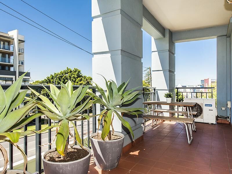 Stylish one Bedroom Apartment With Balcony