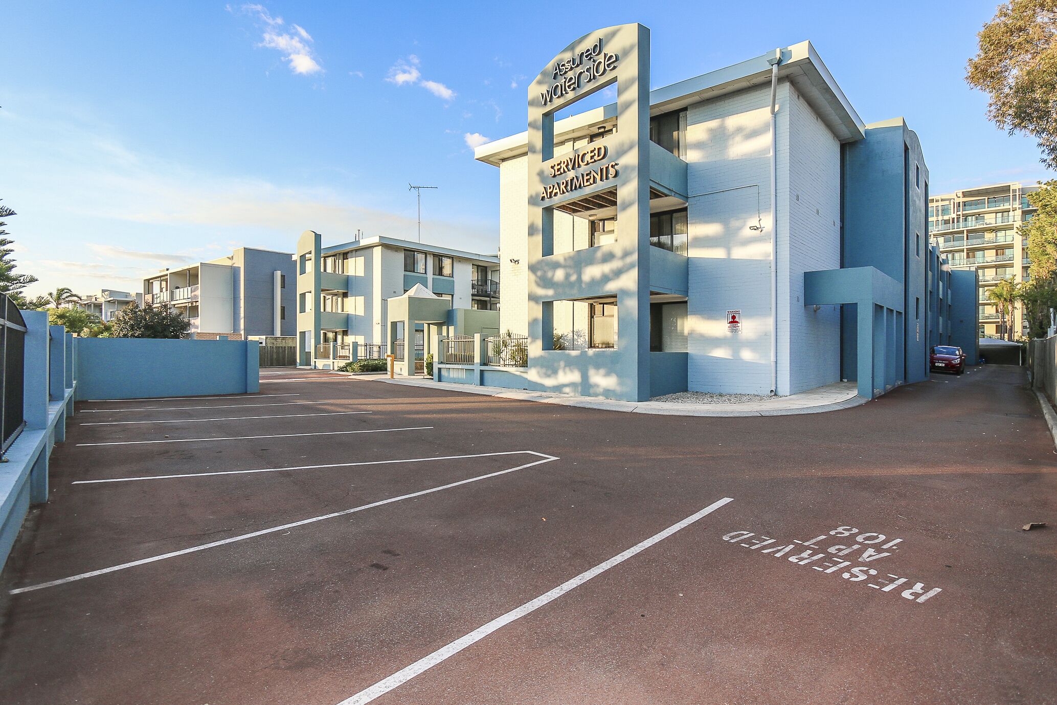 Waterside Apartments by The Swan River with Free WiFi & Secured U/C Parking