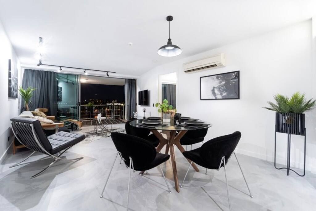 Stylish 3 Bedroom CBD River & City Views Free Spasaunapoolwifinetflix