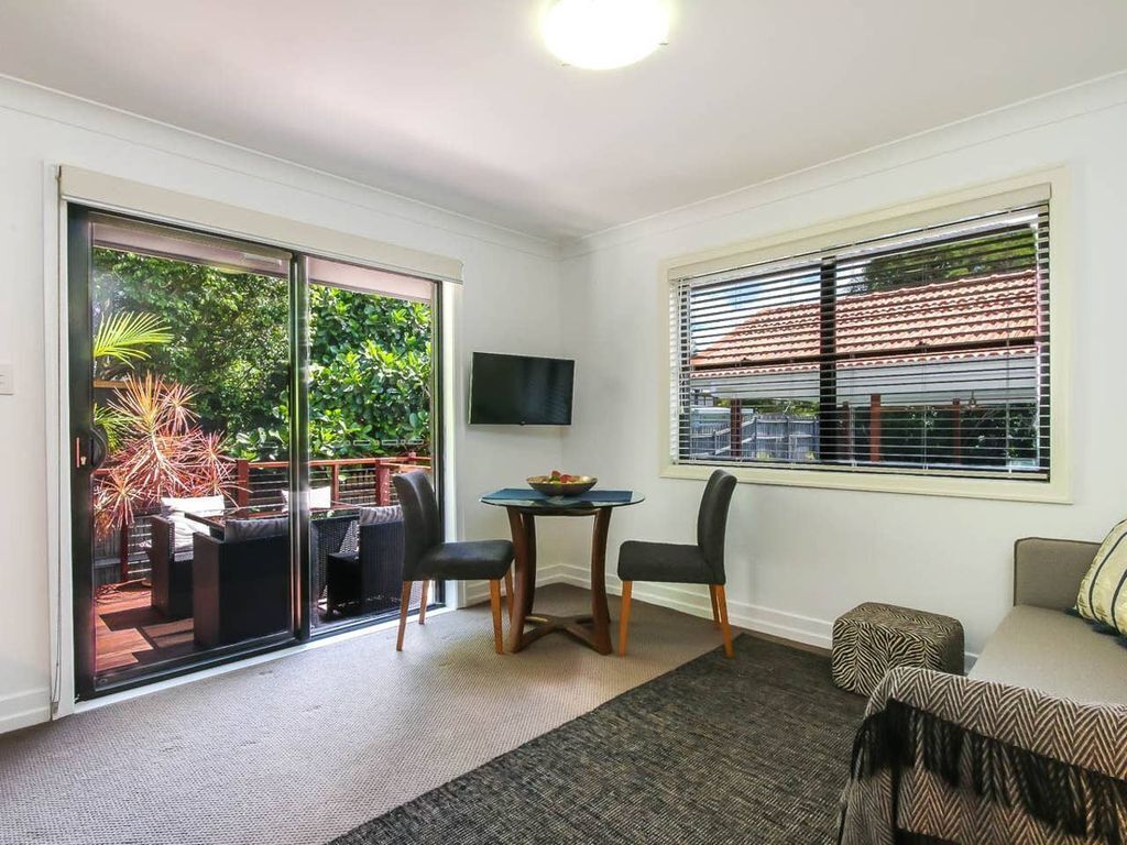 Noble House ~ 2 Bed / 1bath /1 Car ~ Parklands + Transport