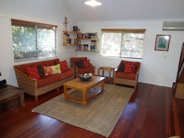 Pet friendly house 5 minutes to Cylinder And Deadman’s, 2 minute walk to ”Bobs”