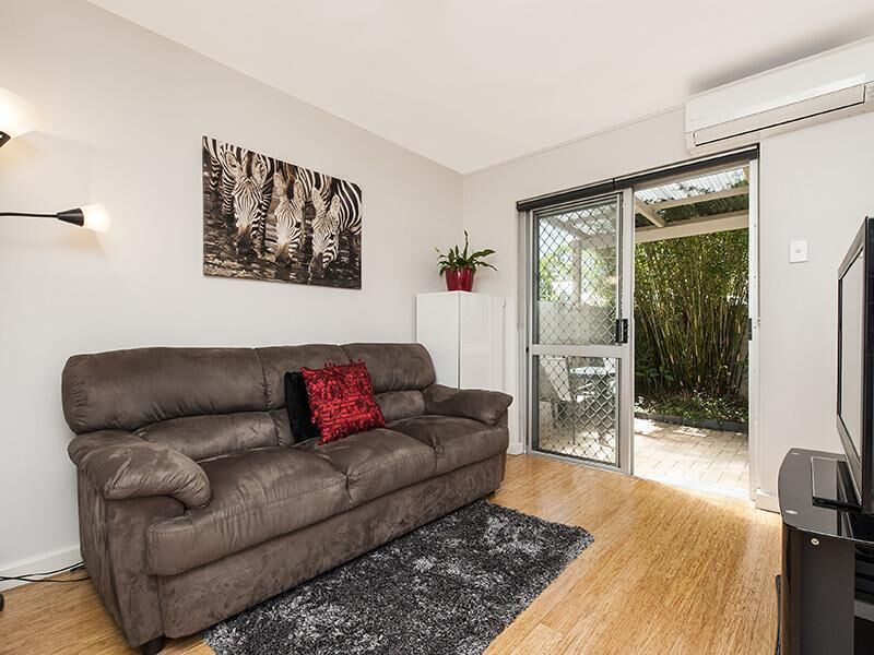 Stylish Modern Ground Floor Apartment With Courtyard - Near to Scgh & UWA