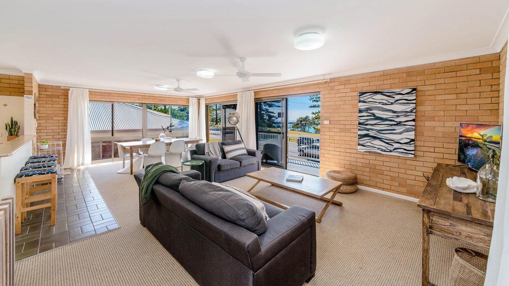 Burleigh Unit 1 Opposite the Beach. Linen and Free Wifi