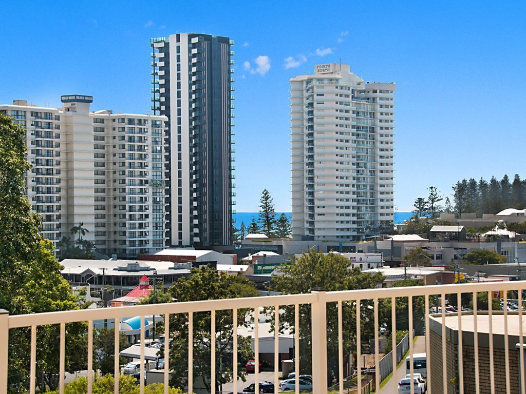 Pinnacle Unit 3- Three bedroom apartment walking distance to shops, cafes and Coolangatta beach