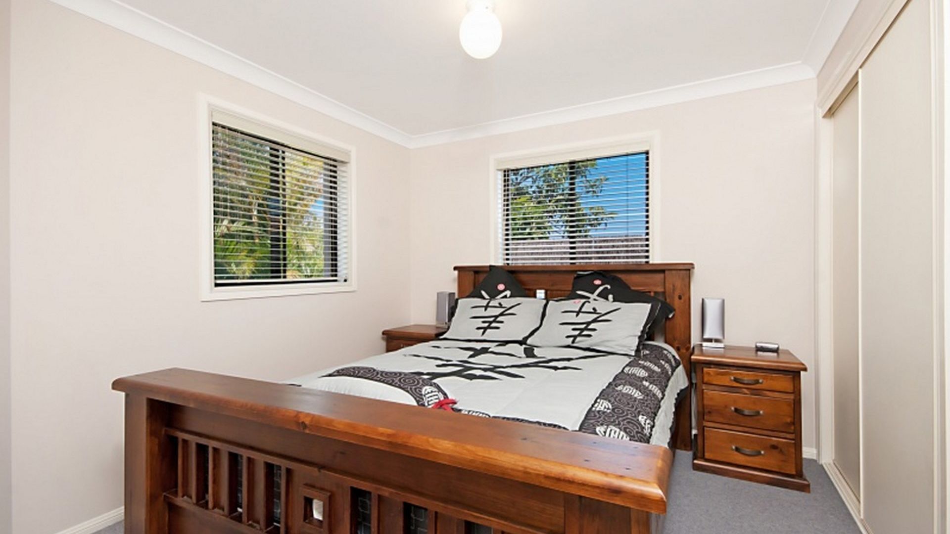 MAP1/21- THREE BEDROOM TOWNHOUSE WITH FREE WIFI + SWIMMING POOL + FOXTEL