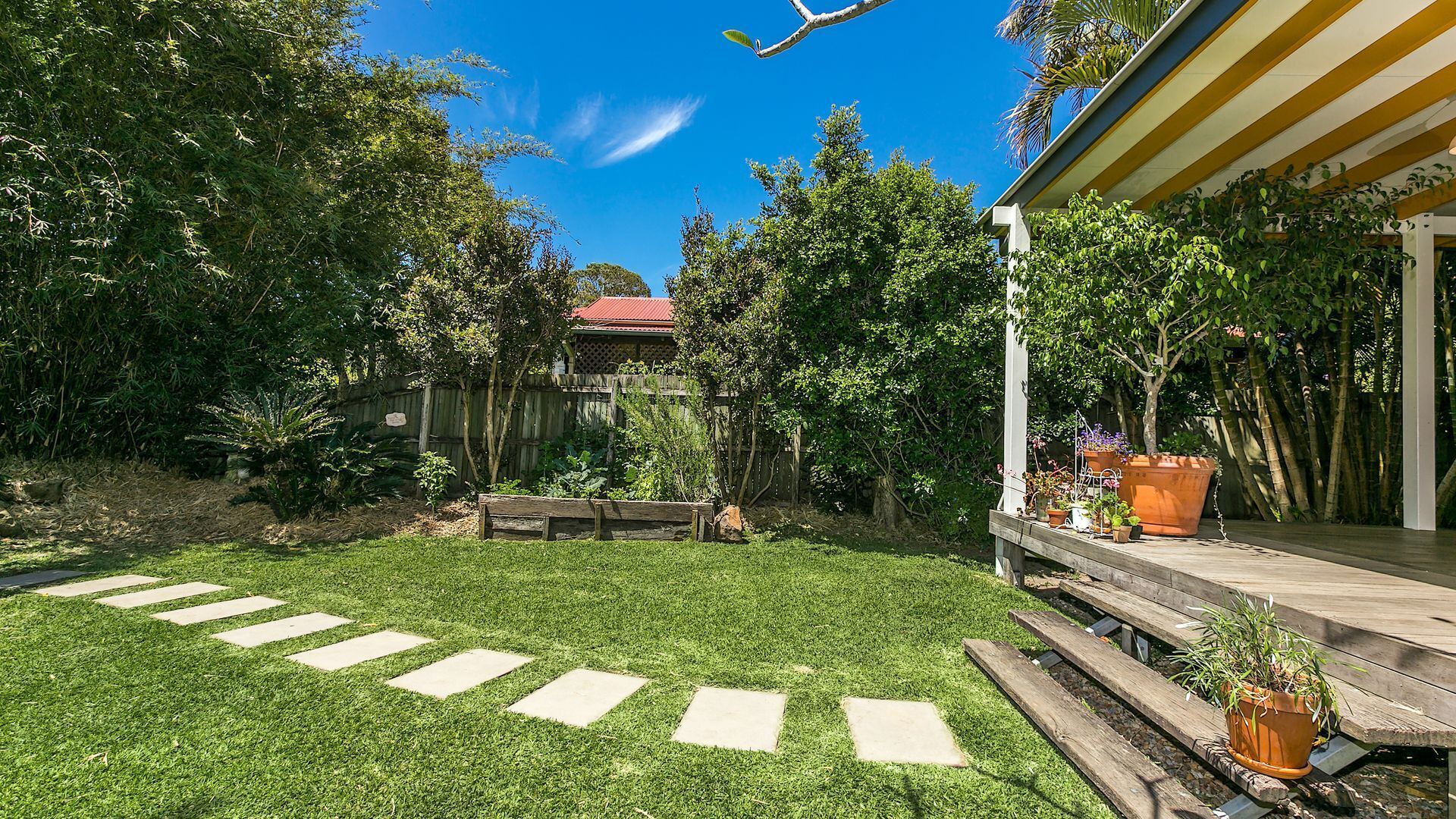 Byron Deck House private green oasis close to town, cafes and beaches