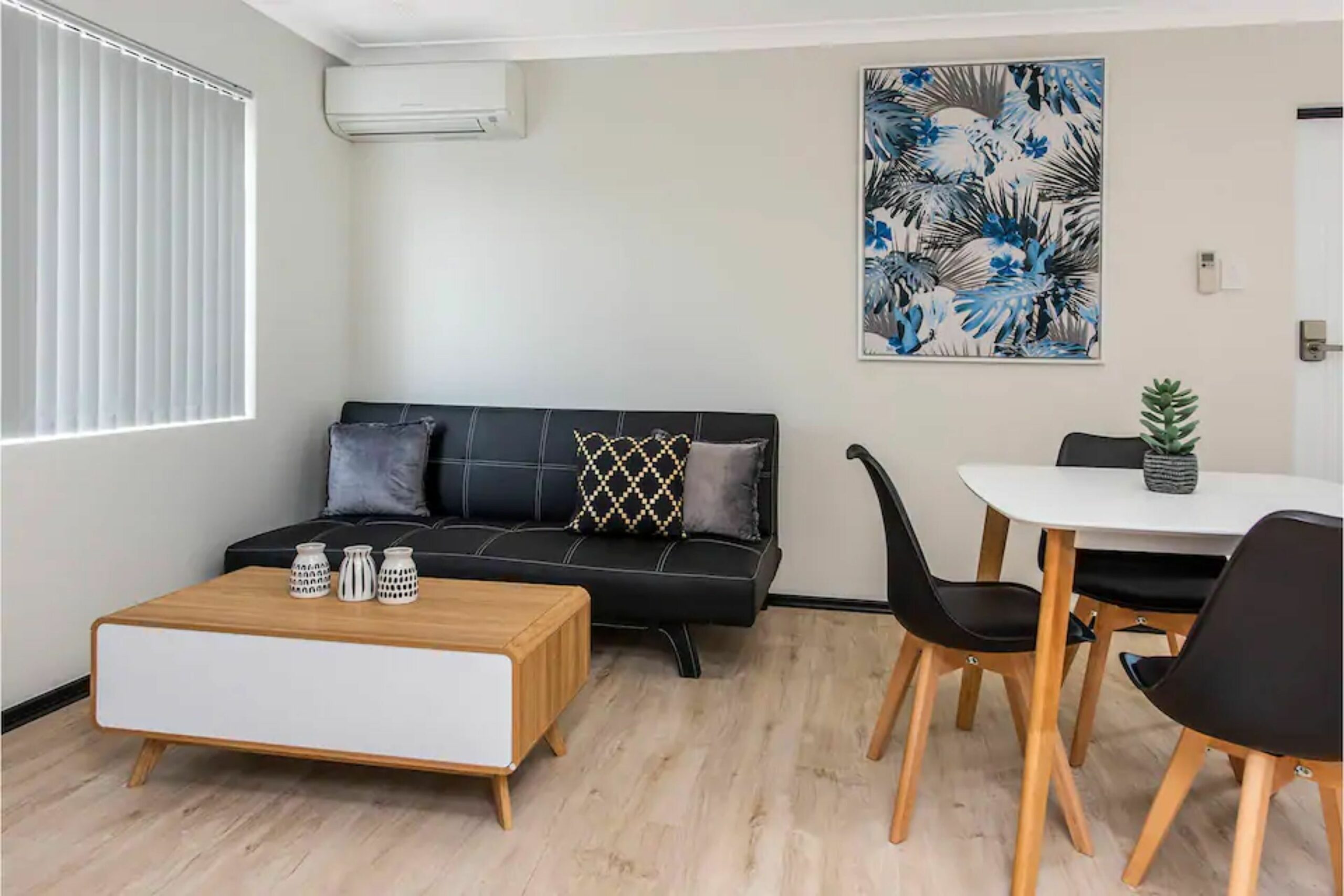 Bright 1 Bedroom Apartment Close to Foreshore and CBD