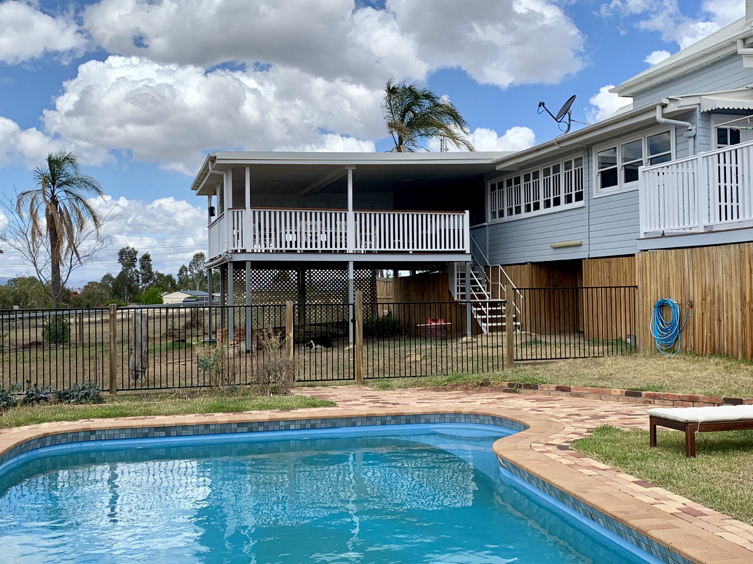 Renovated Queenslander with a pool - close to town!