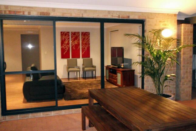 6 Mins- CBD, 1Min -  Shops, Restaurants . Huge  house +Reverse cycle Air Cond.