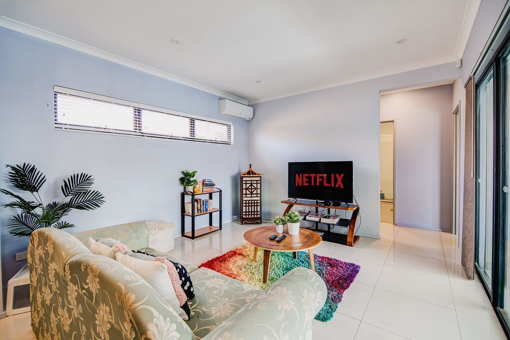 ? Modern + 6 Bedrooms + 3 Bathrooms w/ 3 Parking Bays & Netflix