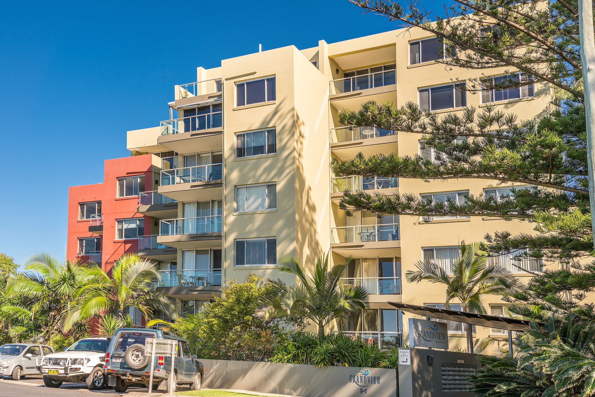 ★Stunning Water Views ★4-min Walk to Beach ★ Pool ★FOXTEL ★ Netflix