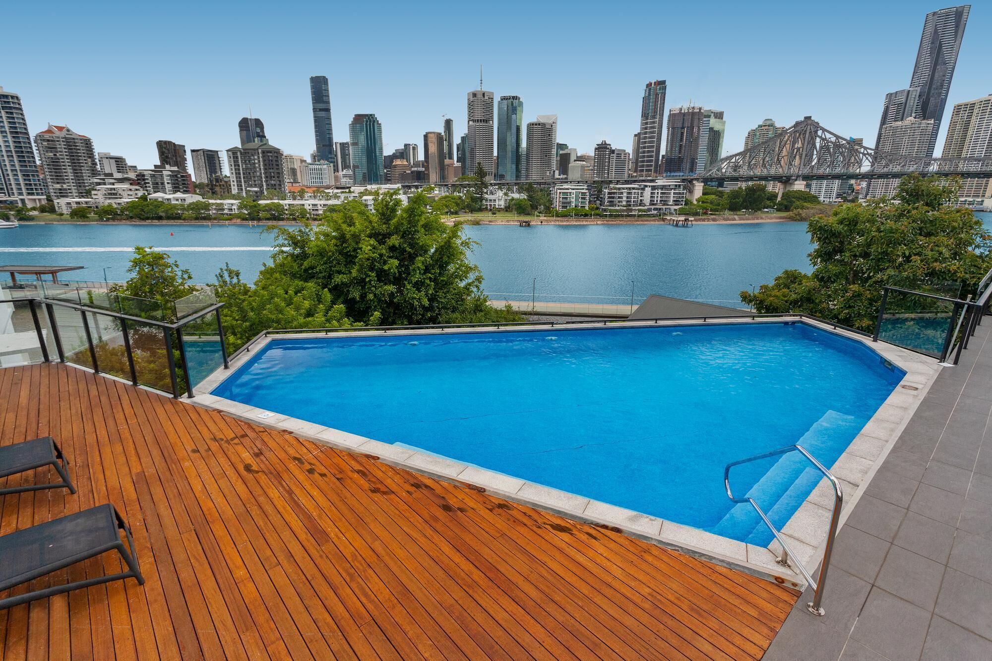 Riverside Studio With Pool, Gym and Parking Near CBD