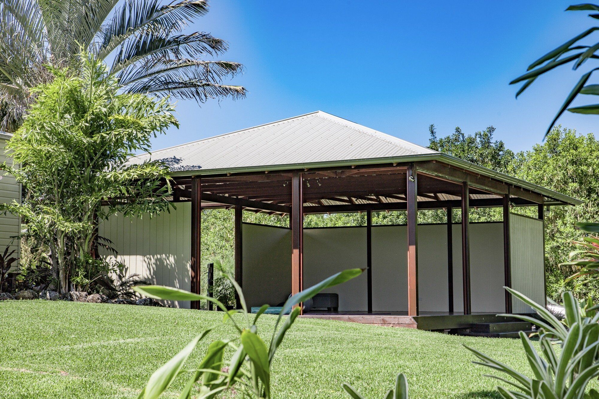 3 Bedroom House Family & Pet Friendly. Modern Kitchen. BBQ on Verandah