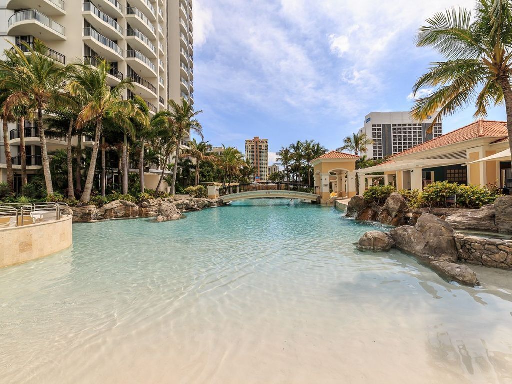 Towers of Chevron Renaissance Apartment to Sleep up to 6 People