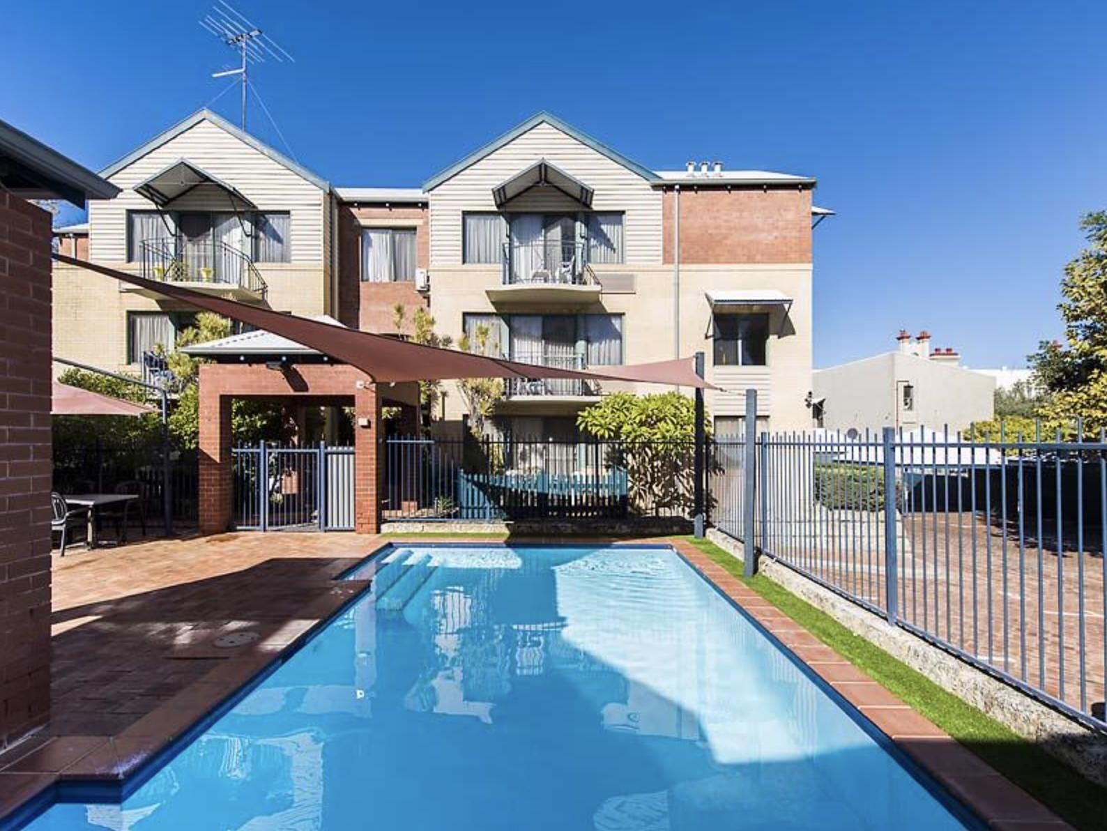 Subiaco Village With Pool, BBQ & spa - Free Parking and Wifi - 3 Bedroom 2 Bathrooms