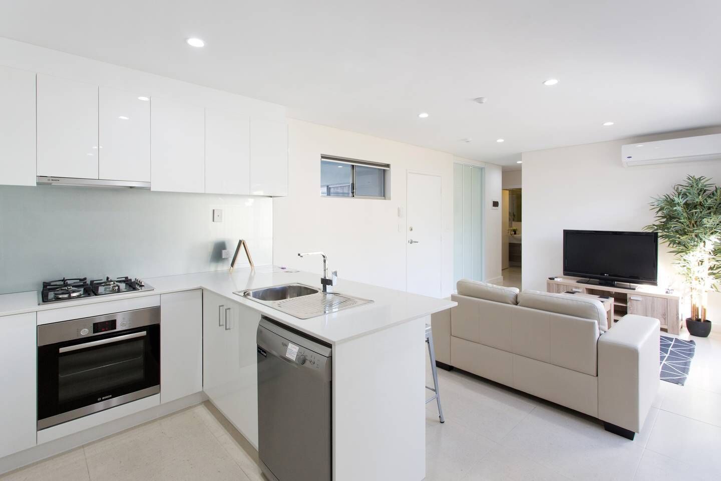 Modern Apartment - 11km From Perth CBD