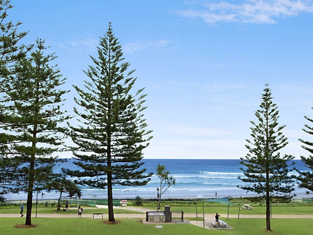 Rainbow Pacific Unit 8- Ocean views over Rainbow Bay Coolangatta with free Wi-Fi