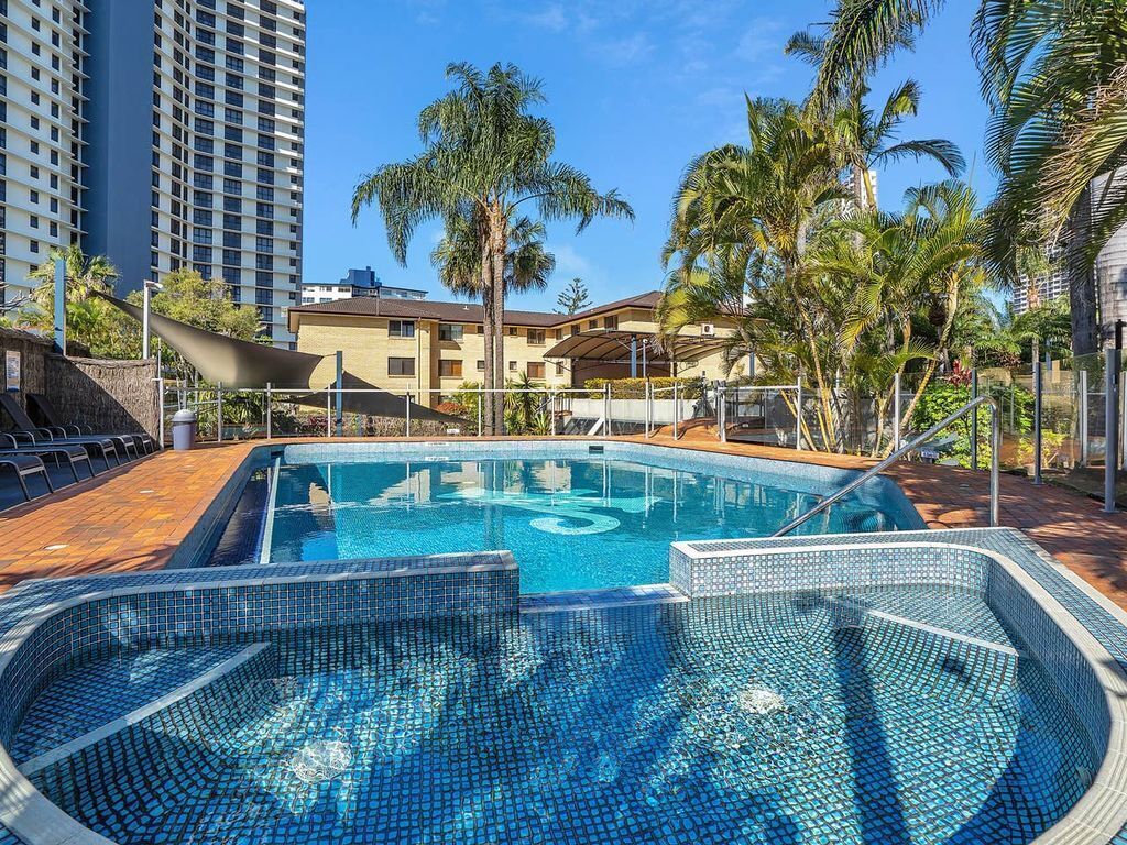 Taste Surfers Paradise Living in Lush Home