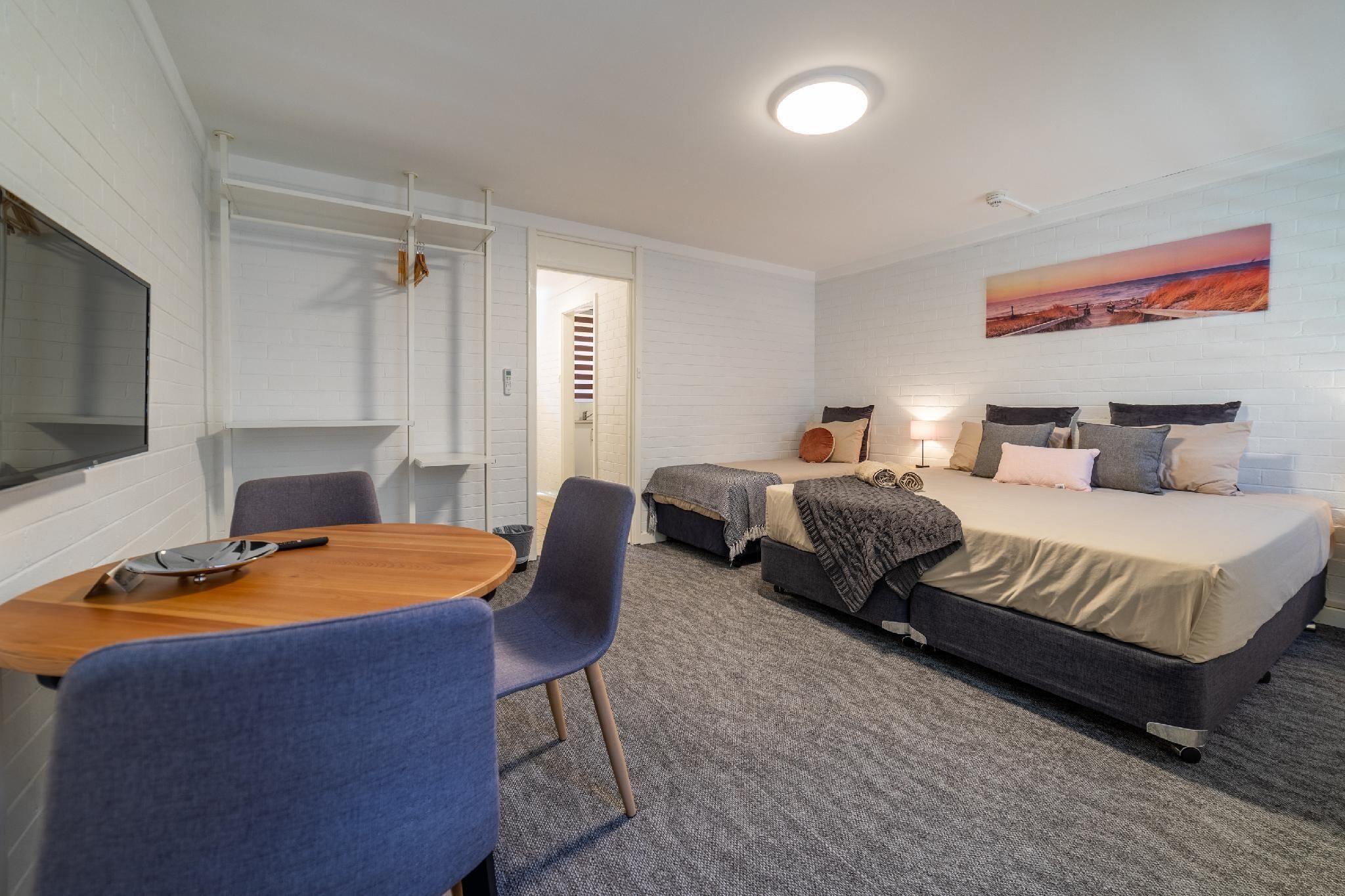 Over Looking the Swan River, This one Bedroom is Centrally Located in the Heart of the City