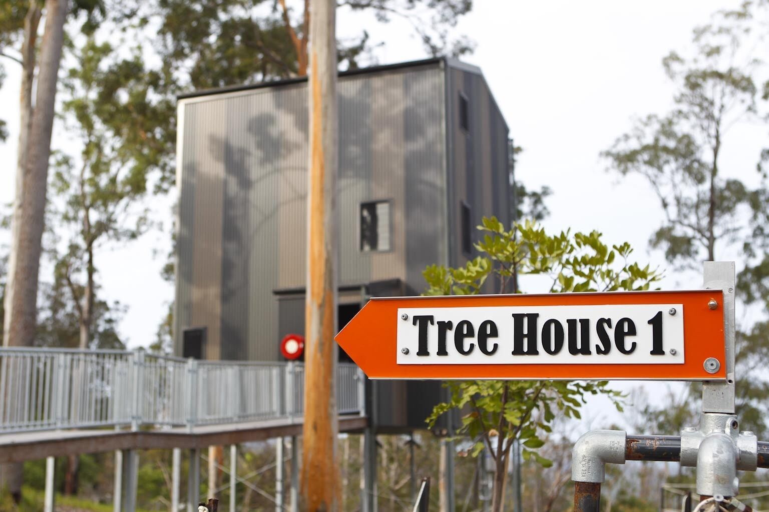 Tree House #1. Private, Stone Bath With Amazing Views to the Gold Coast.3levels