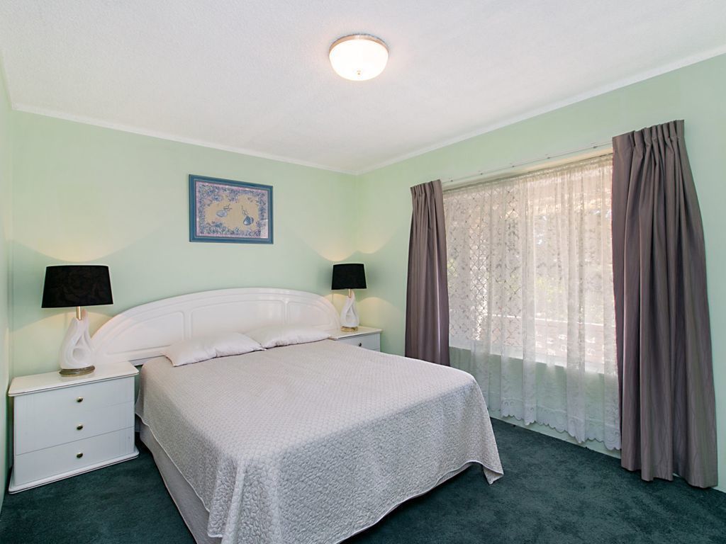 Pinnacle Unit 3- Three bedroom apartment walking distance to shops, cafes and Coolangatta beach