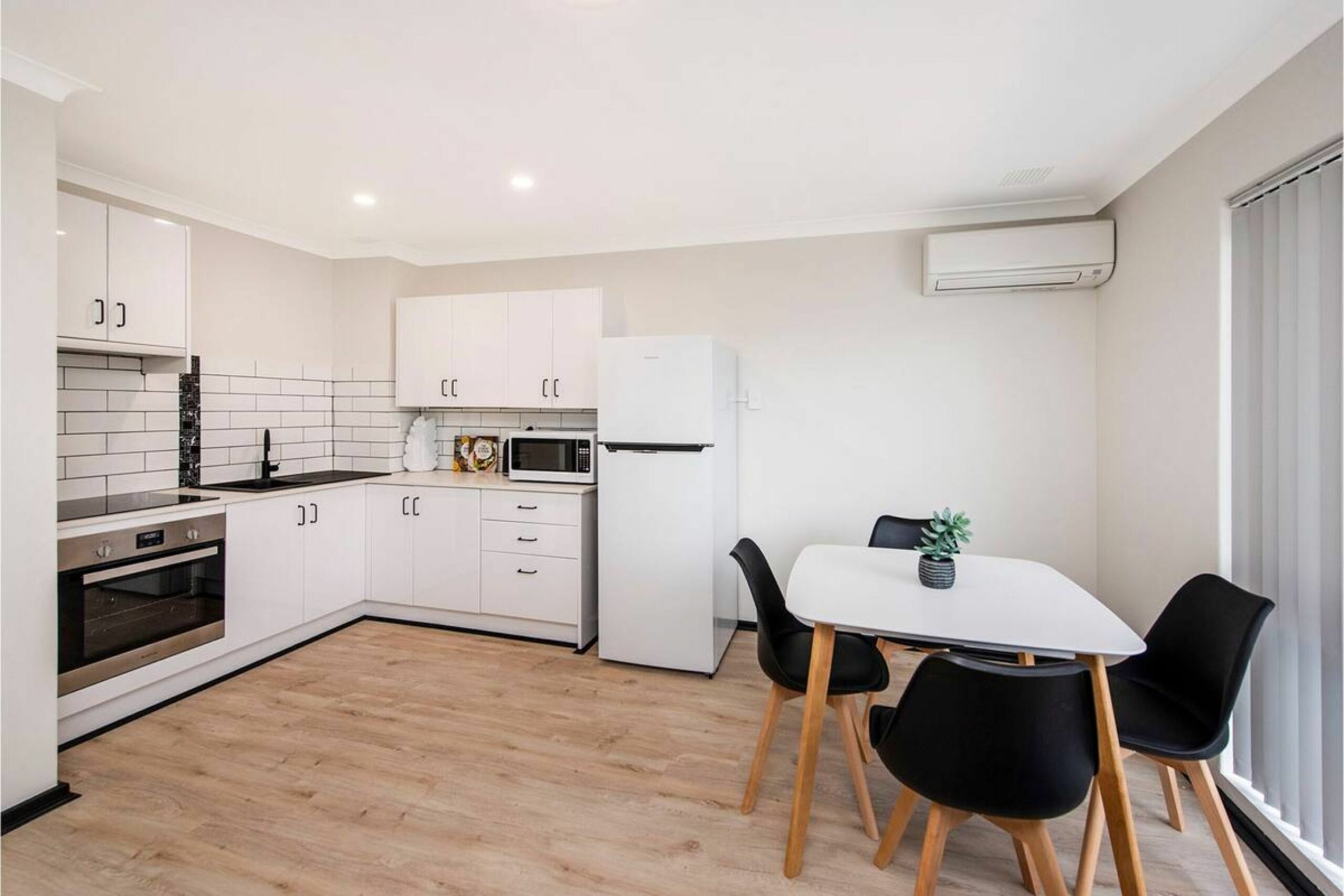 Executive 1 Bedroom Suite Close to Foreshore and CBD