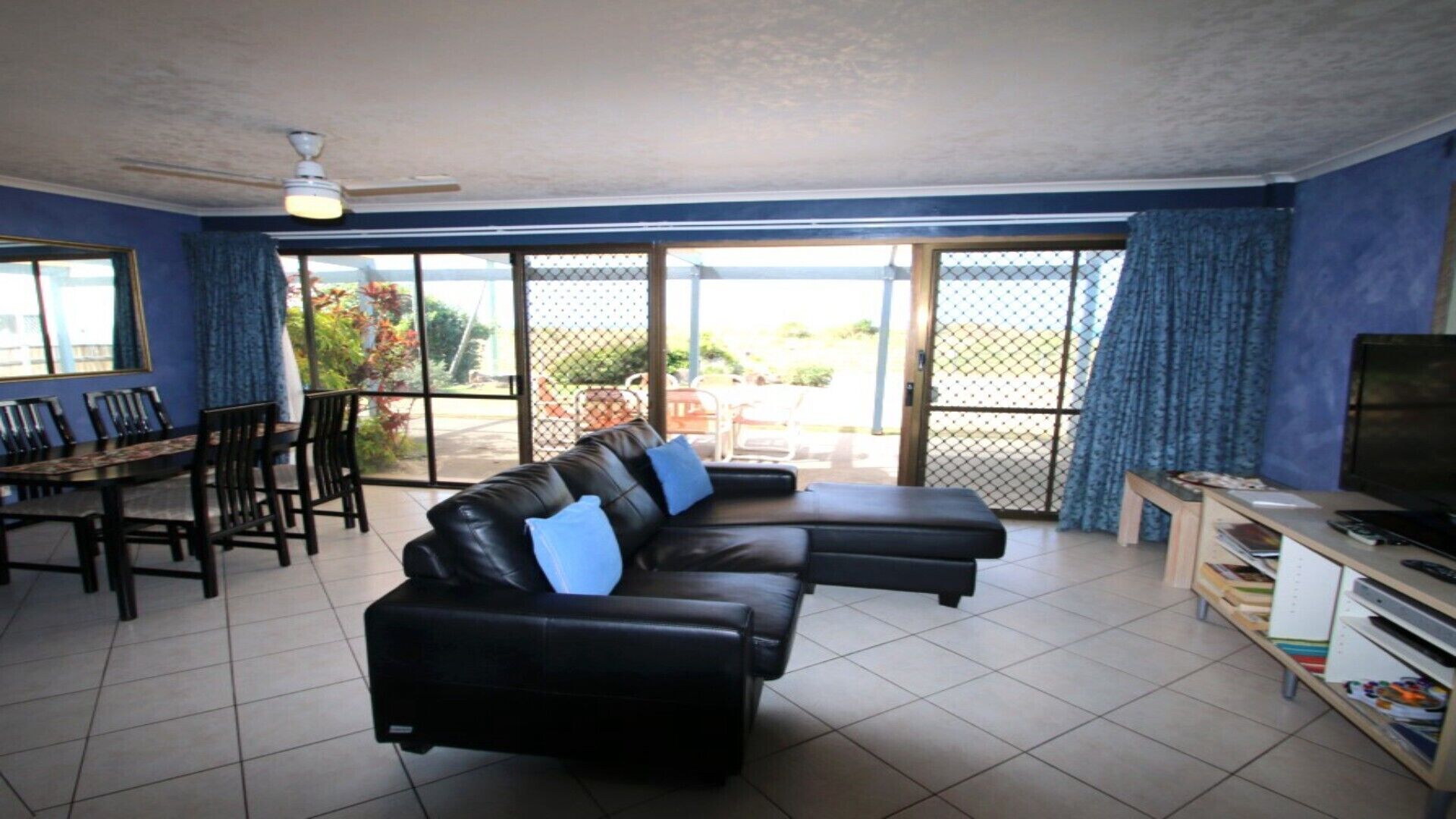 PERIWINKLE - BEACH FRONT UNIT WITH FOXTEL