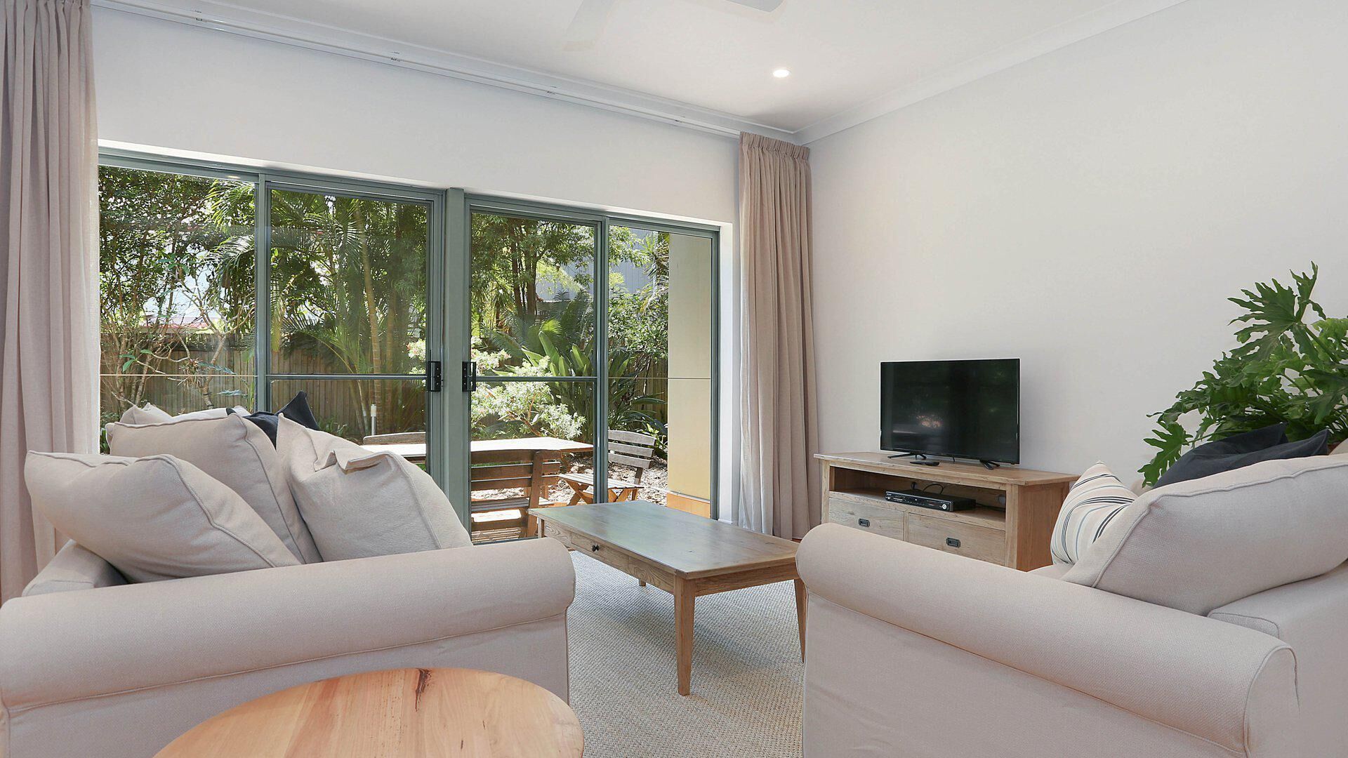 Byron Beachside 8 - Belongil Beachside Perfection! 15min Beach Walk to Town!