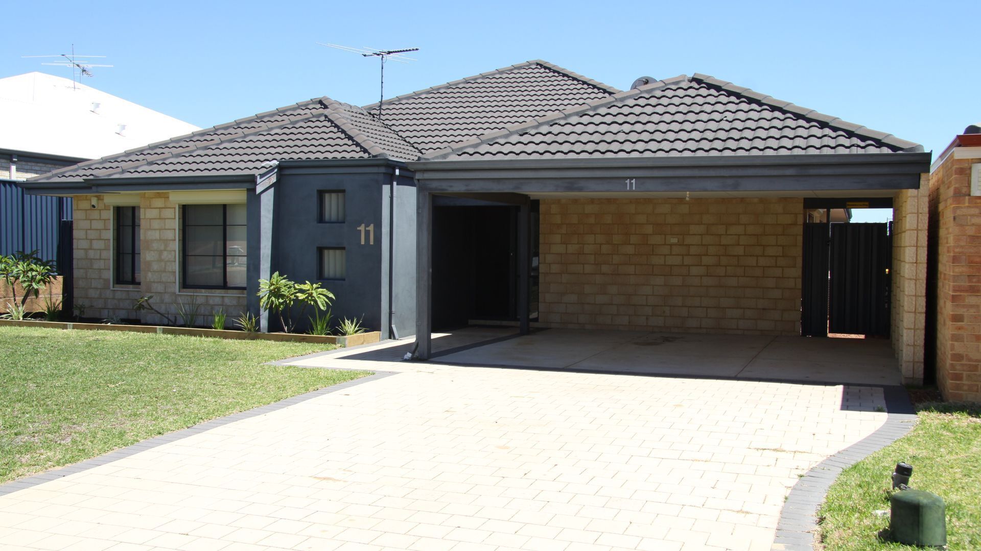 Byford House on the Scarp is a Modern 4 Bedroom x 2 Bathroom Family Style Home