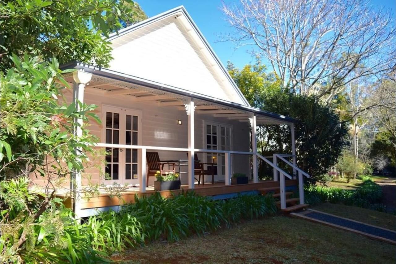 Curtis Falls Cottage. Romantic Getaway With Luxury Inclusions, a Fire and a Spa