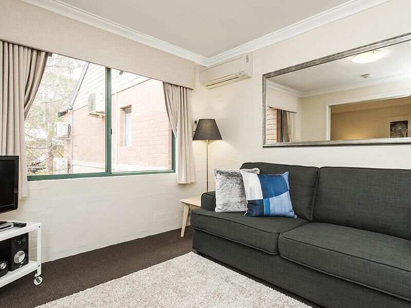 Subiaco Village With Pool, BBQ & spa - Free Parking and Wifi - one Bedroom