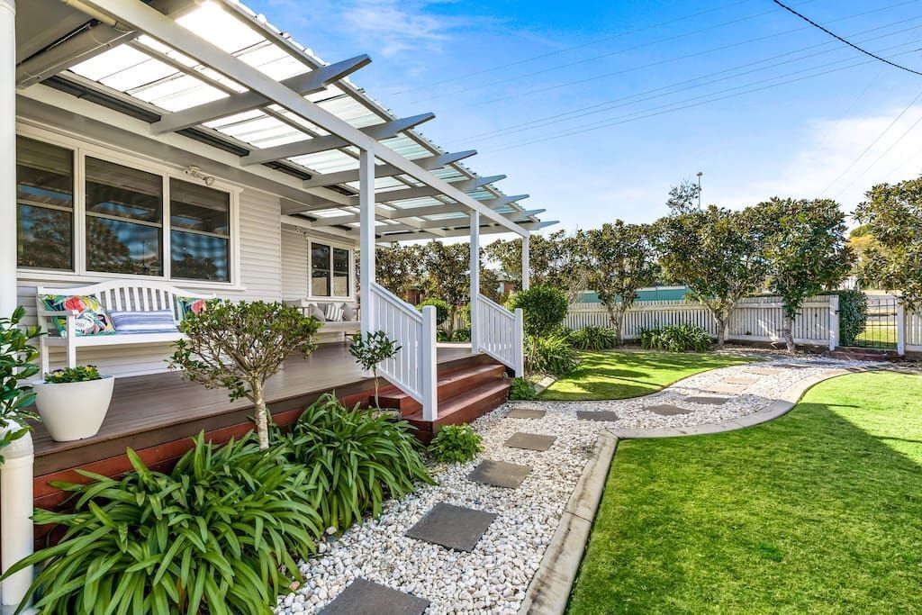 Viola House on Rangeville - Immaculate Home - Close to Picnic Point & Shops