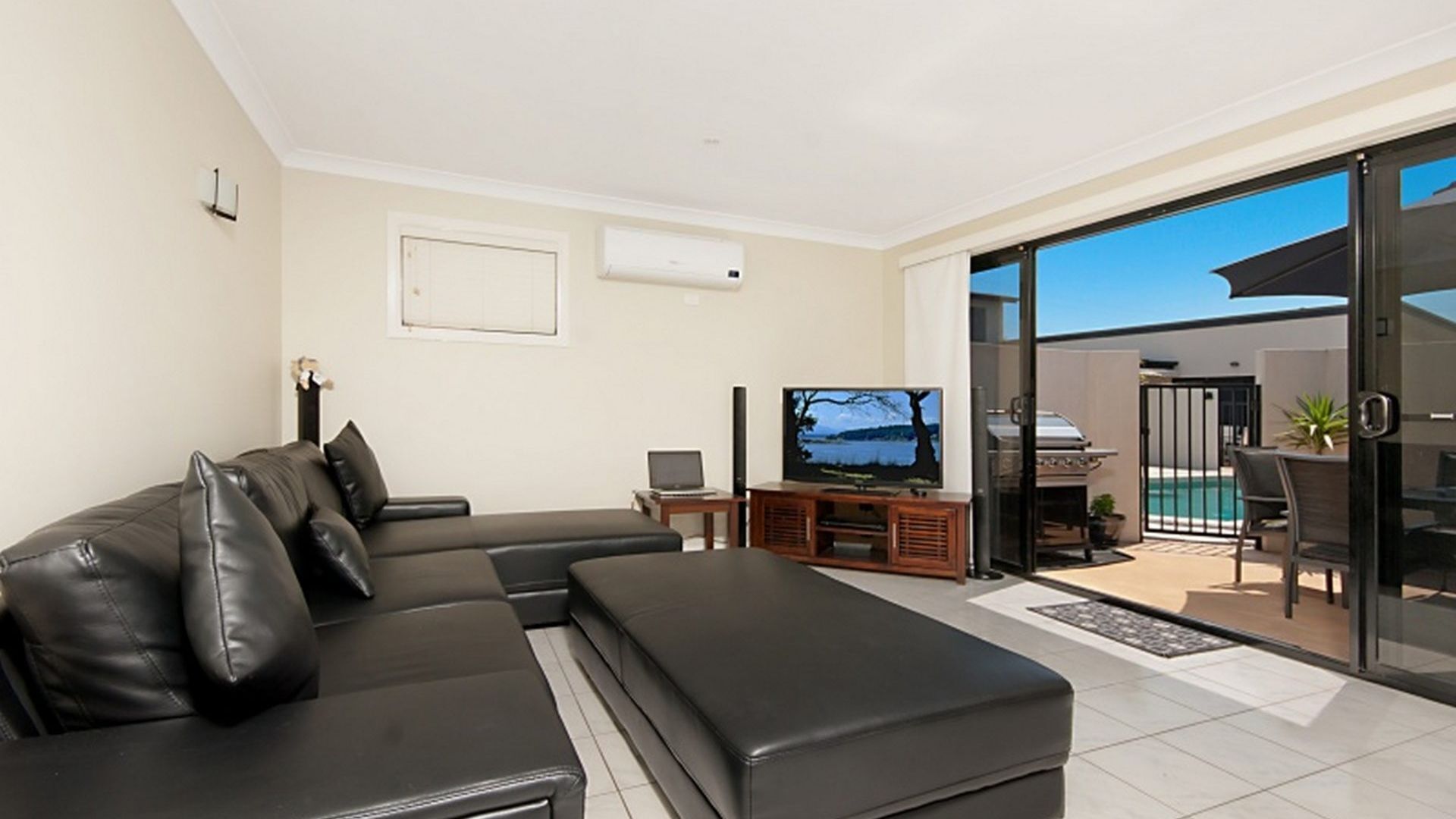 MAP1/21- THREE BEDROOM TOWNHOUSE WITH FREE WIFI + SWIMMING POOL + FOXTEL