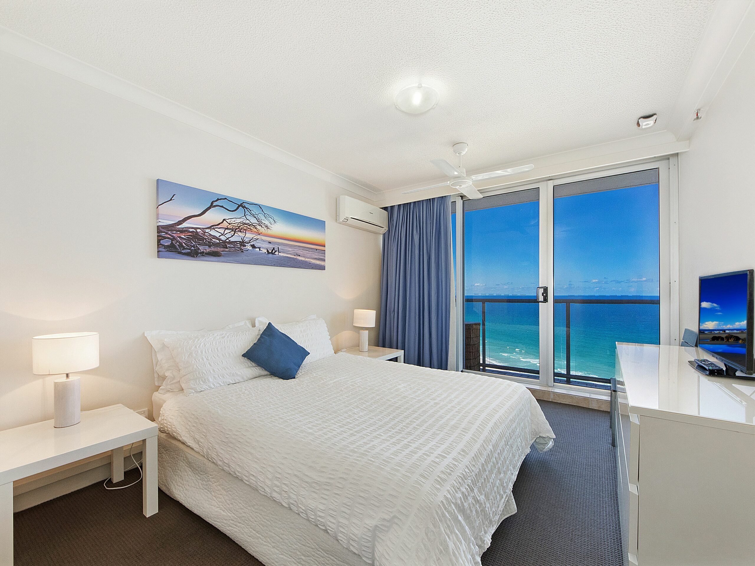 Peninsula Level 21 Sensational Sea & Beach Views