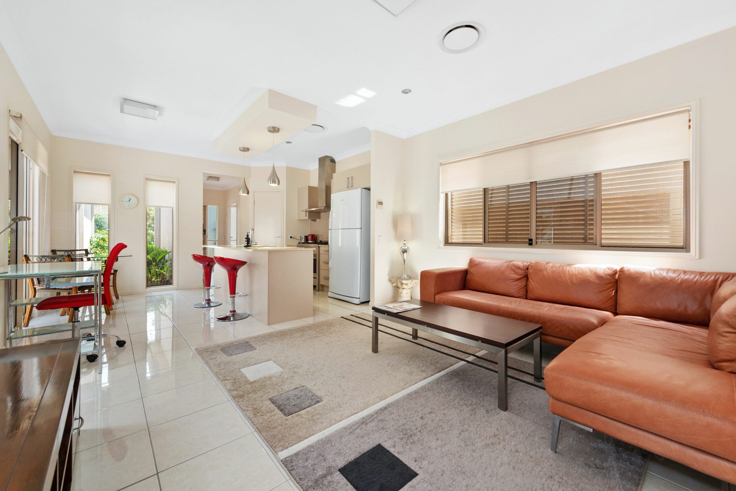 Impeccable Modern 1 Bedroom Apartment ~ Taringa