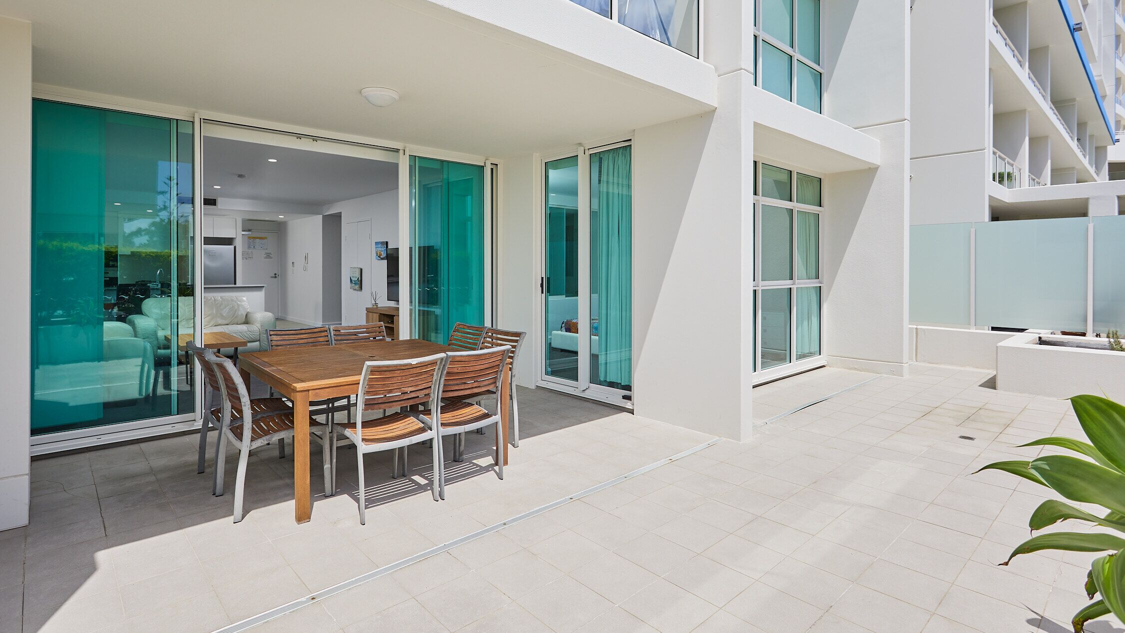 Kirra Surf Unit - 4.5 by Beach, Ground Floor With Your own Private Courtyard