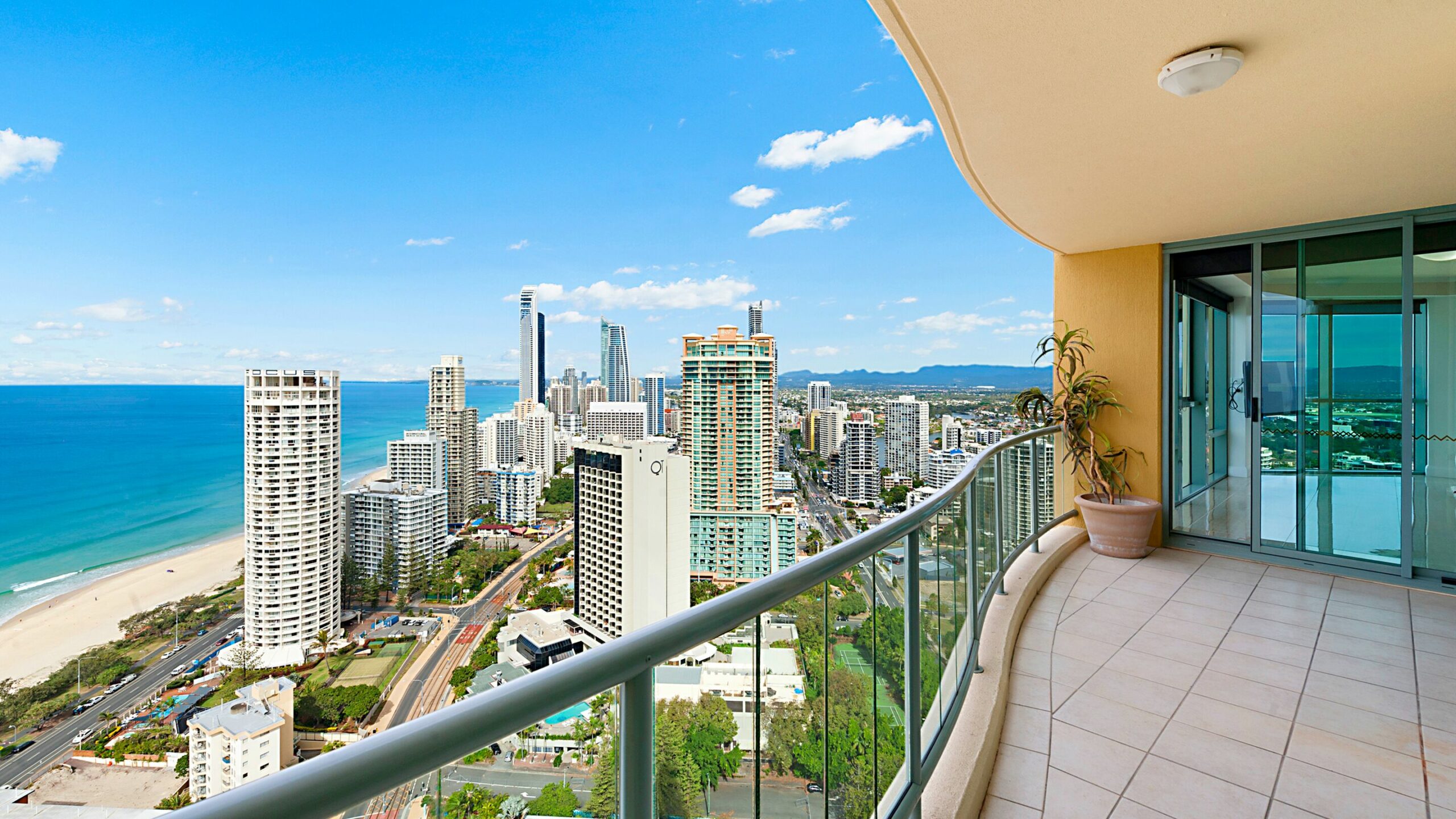 Surfers Paradise Luxury Apartment Ocean Front Panorama