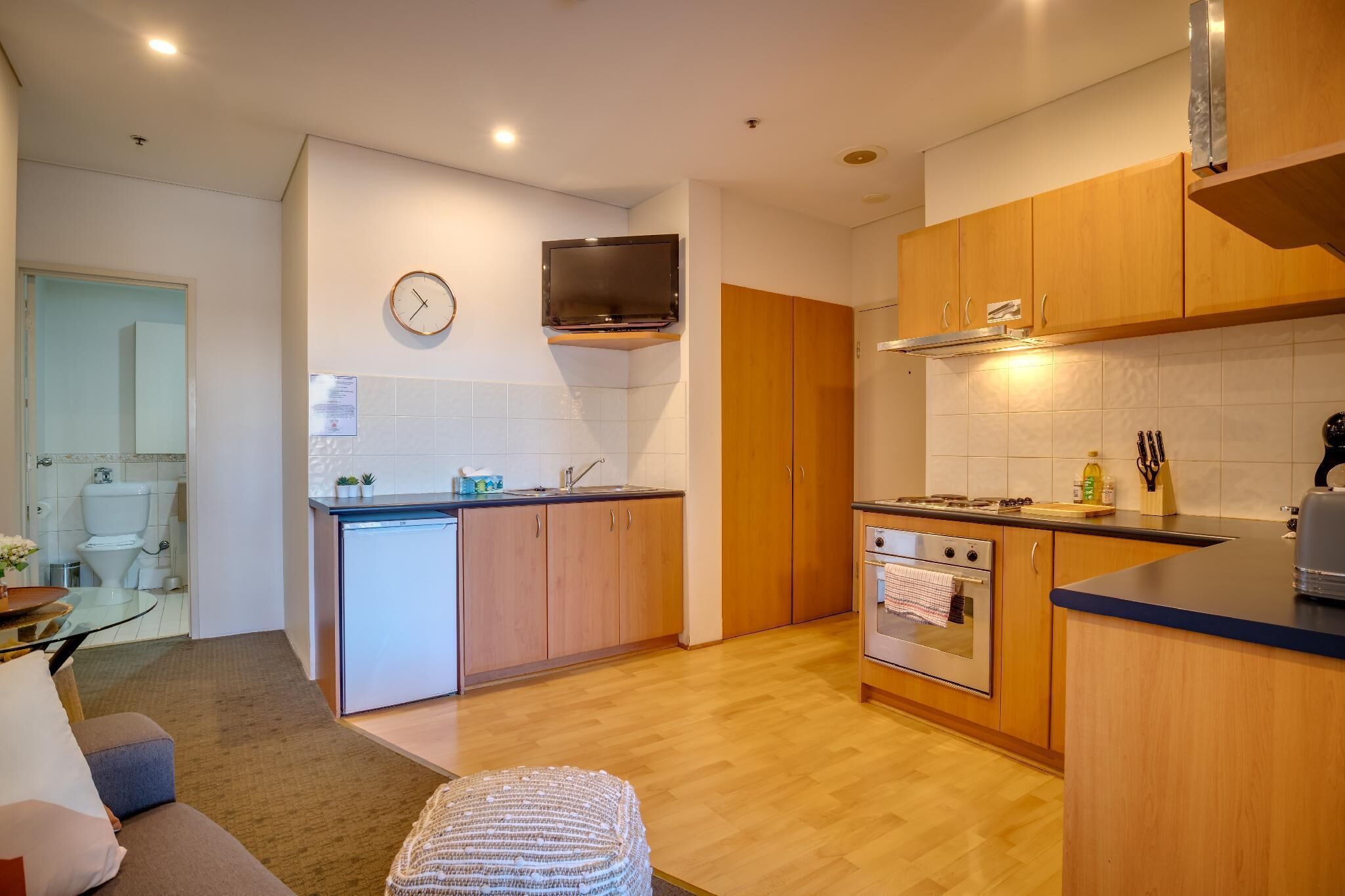 Fully Equipped one Bedroom, Lift , Central Locations up High River and City Views