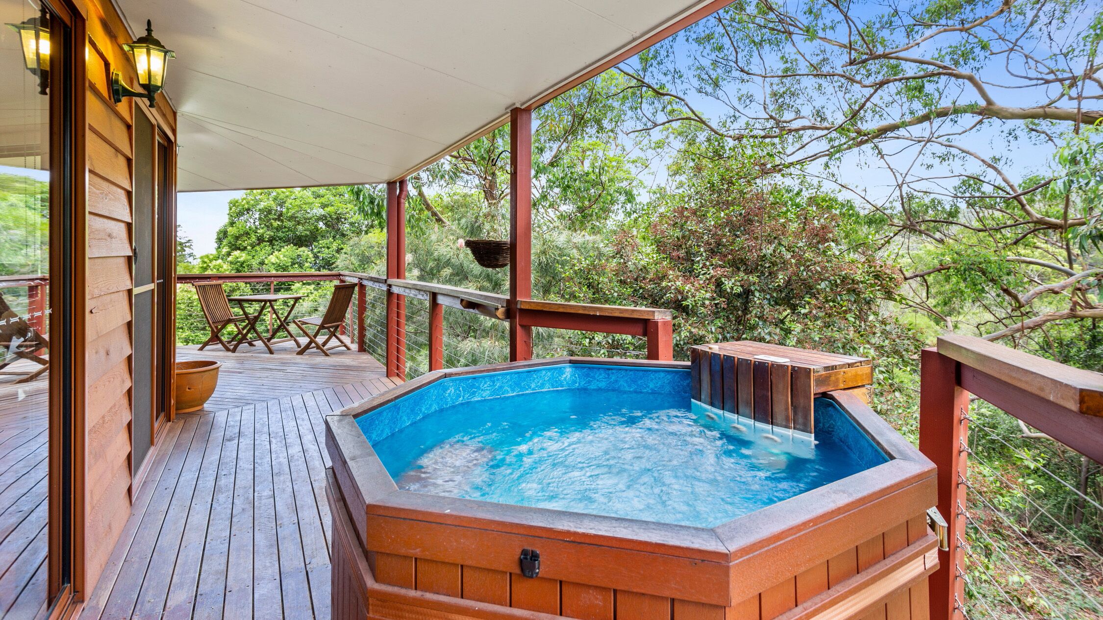 Romantic Luxury Studio in the cool Tree Tops with outdoor hot tub and log fire