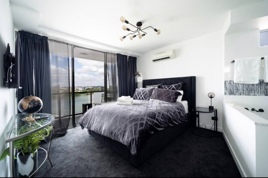 Stylish 3 Bedroom CBD River & City Views Free Spasaunapoolwifinetflix