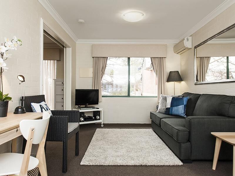 Subiaco Village With Pool, BBQ & spa - Free Parking and Wifi - one Bedroom