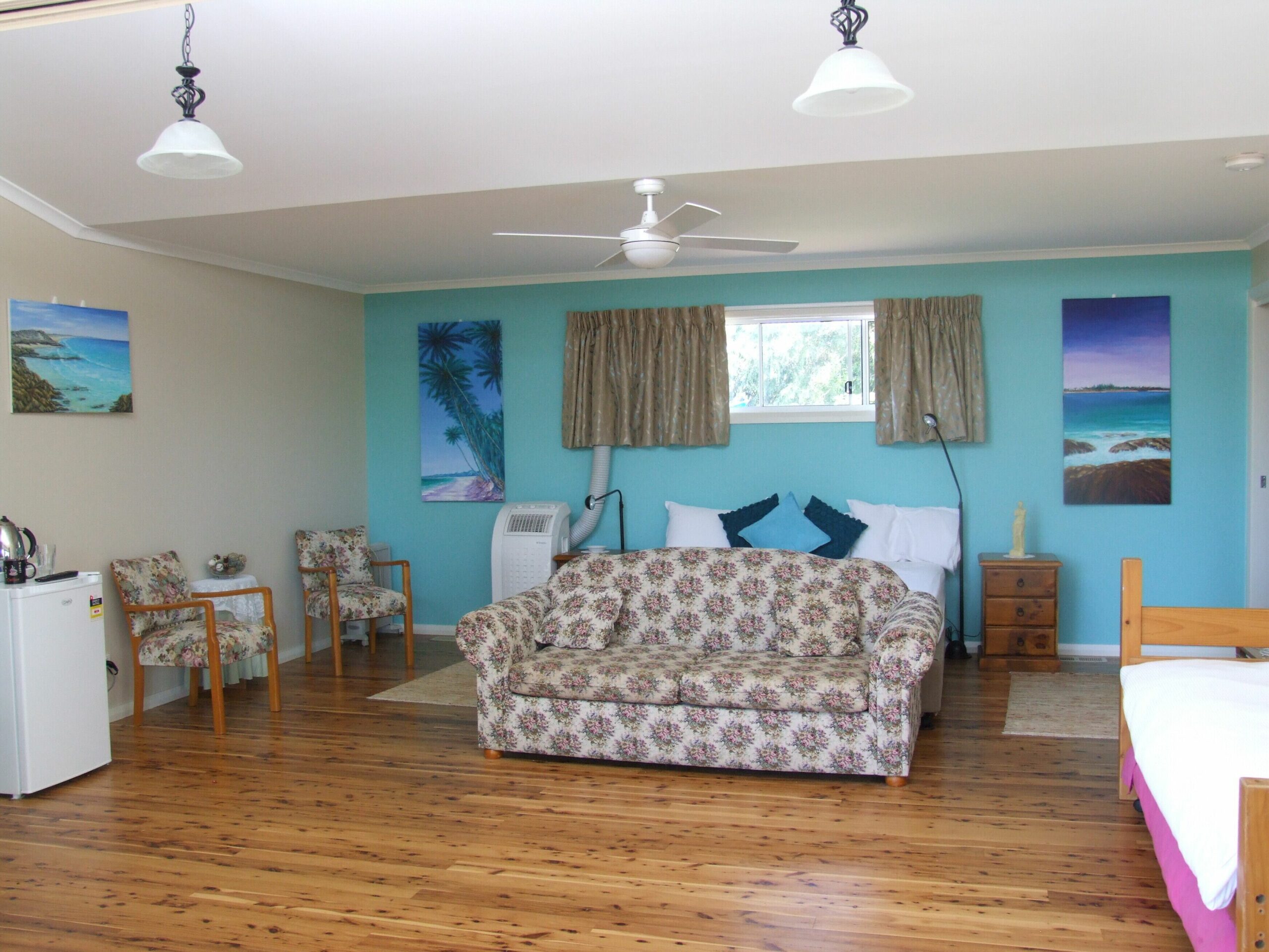 Aqua Studio with shared kitchen, short drive to Zoo, Rural Setting