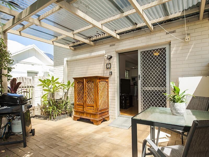 Stylish Modern Ground Floor Apartment With Courtyard - Near to Scgh & UWA