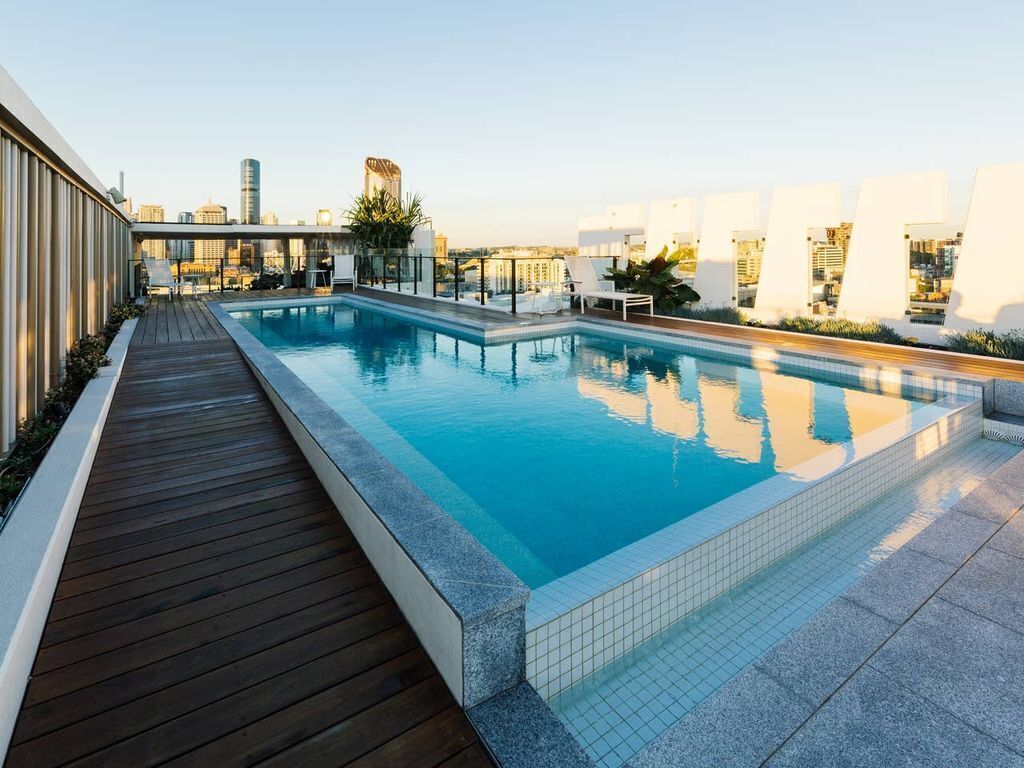 Stylish 1 Bed Apartment w/ Rooftop Pool &parking