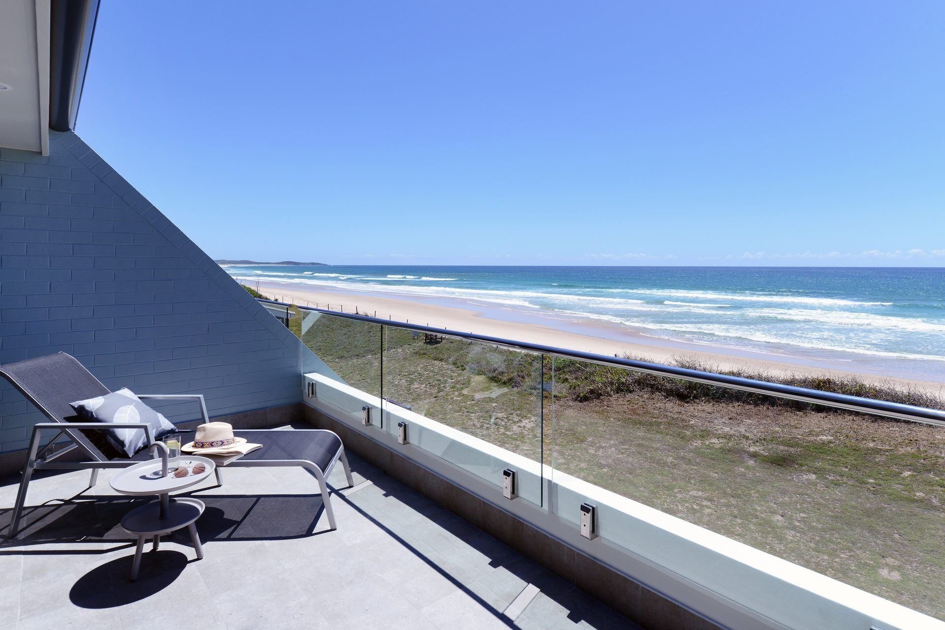 Pacific Dawn Luxury Beachfront Apartment 2