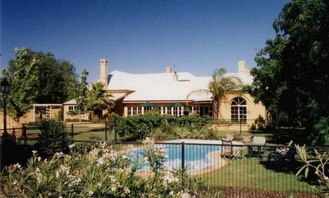 Historic Ranelagh House on acres in town 2 km CBD available for short term stay