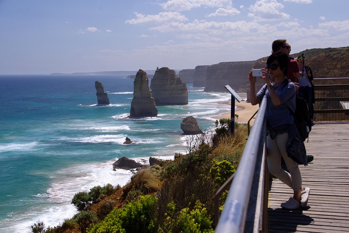 Premium Great Ocean Road Day Tour: Surf Coast route 12 Apostles, Loch Ard Gorge