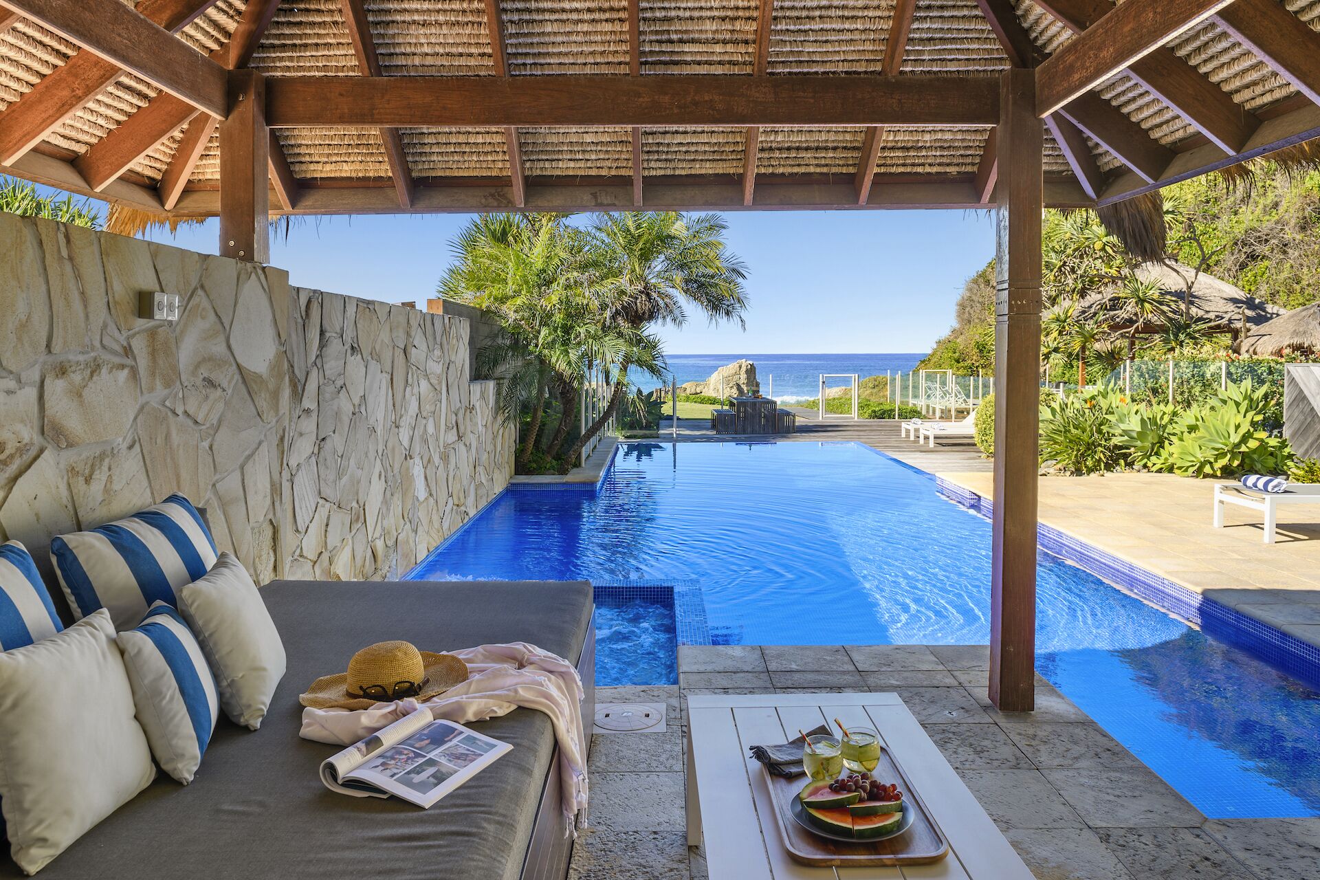 Sapphire Seas Beach House - Incredible Absolute Beachfront Position