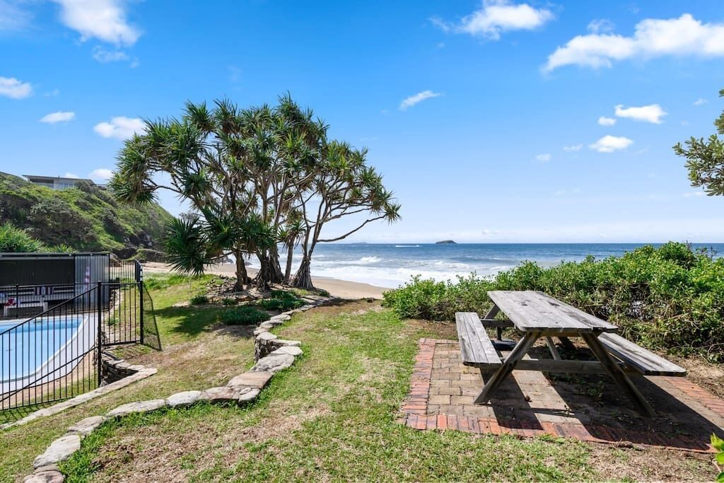 Captain's Quarters - Absolute Beachfront and Pool